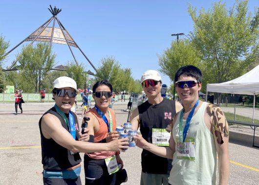 캘거리 마라톤에 참가한 배우들과 유튜버