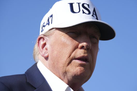 도널드 트럼프 미국 대통령이 6일(현지시간) 워싱턴으로 향하는 뉴저지주 모리스타운 시립공항에서 에어포스원에 탑승하기 전 기자들과 대화하고 있다. [AP]