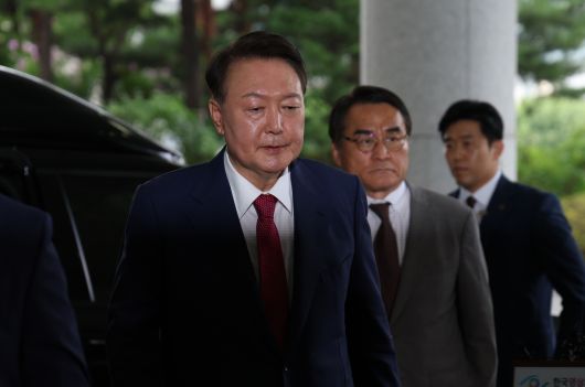 윤석열 전 대통령이 지난 5일 내란 특검의 2차 조사를 받기 위해 조은석 특별검사팀 사무실이 있는 서울 서초구 서울고검에 출석하고 있다. [연합]