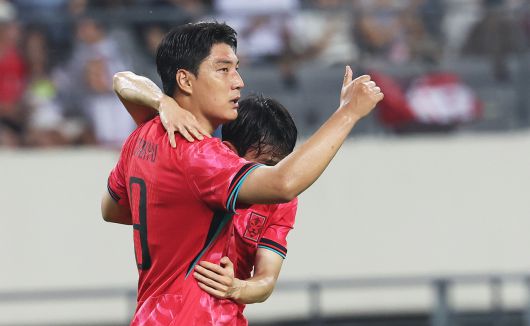 주민규가 중국전에서 헤더로 추가골을 뽑은 후 엄지 손가락을 들어 보이고 있다. [연합]