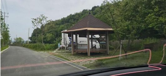 용인시 처인구 한 자전거도로 옆 정자의 유휴부지에 캠핑카가 주차돼 있다. [보배드림 갈무리]