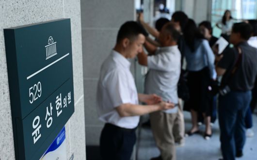 윤석열 전 대통령 배우자 김건희 여사와 관련한 의혹들을 수사하는 민중기 특별검사팀이 ‘공천 개입’ 의혹 관련자들을 상대로 전격적인 동시다발 압수수색에 나선 8일 서울 여의도 국회의원회관 내 윤상현 의원실 앞에 취재진이 대기하고 있다. 이상섭 기자