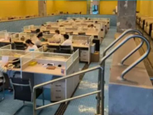 수영장 사무실 내부 모습. [SCMP 갈무리]