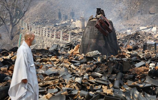 26일 경북 의성군 단촌면 고운사 가운루를 비롯한 건물들이 전날 번진 산불에 모두 불에타 흔적만 남아 있는 가운데 스님이 현장을 지나가고 있다. [의성=이상섭 기자]