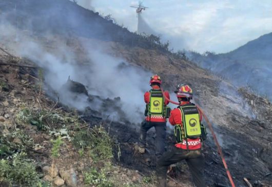 지난 5일 충북 영동 야산에서 발생한 산불을 진화하는 모습.[산림청 제공]