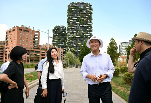 오세훈 시장이 지난 4일(현지시간) 포르타 누오바 지역을 시찰했다. 뒤에 보이는 것이 수직정원. [서울시 제공]