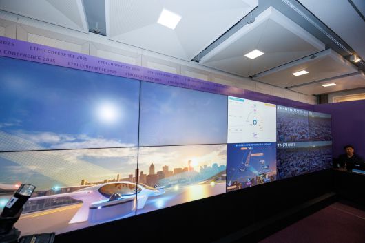 ETRI 연구진이 지난 ETRI 컨퍼런스 2025 전시장에서 지상-위성 통합 6G 초공간 통신 기술을 시연하고 있다. [ETRI 제공]