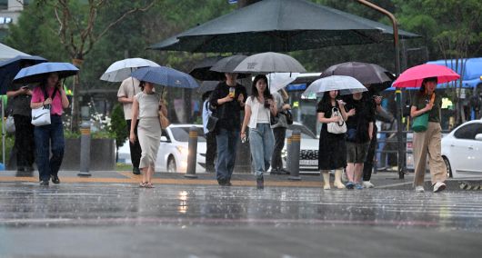 서울 종로구 세종대로 사거리에서 우산을 쓴 시민들이 출근길을 재촉하고 있다. 임세준 기자