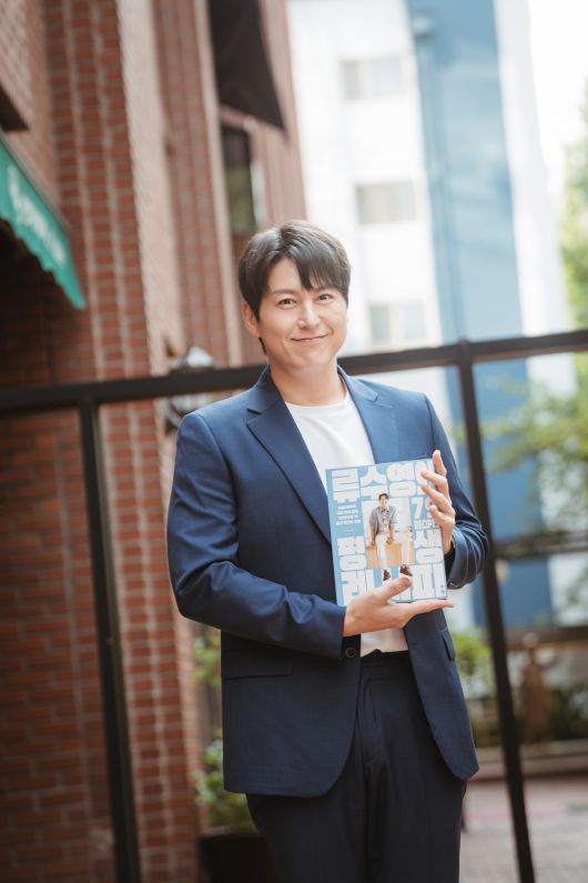 류수영이 8일 서울 중구의 한 카페에서  ‘류수영의 평생 레시피’ 출간 기념 기자간담회에 앞서 촬영을 하고 있다. [세미콜론]