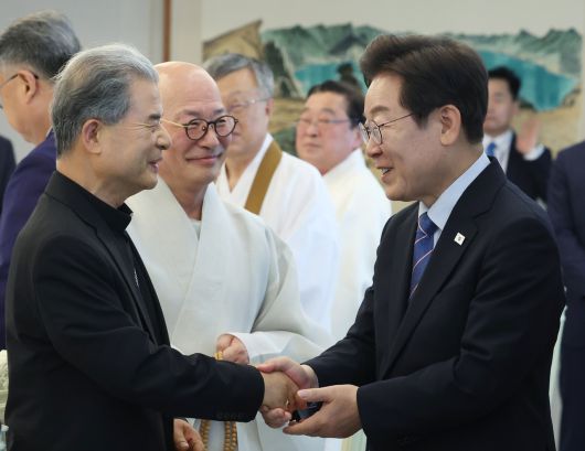 이재명 대통령이 9일 용산 대통령실에서 오찬에 참석한 이용훈 한국천주교주교회의 의장주교와 인사하고 있다. [연합]