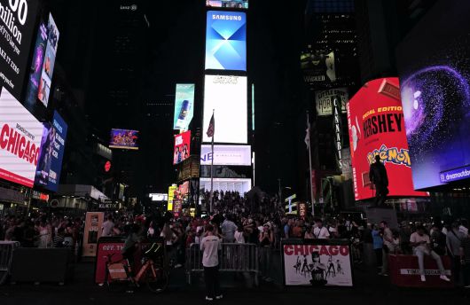 삼성전자의 갤럭시 언팩 초대장 영상이 상영되고 있는 미국 뉴욕 타임스퀘어 전광판  권제인 기자