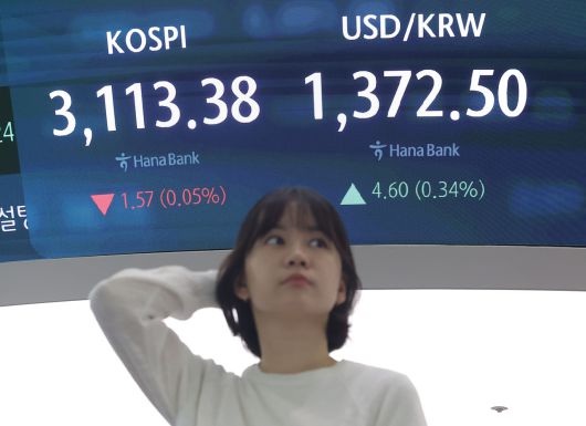 9일 오전 서울 중구 하나은행 본점 딜링룸에서 딜러가 업무를 보고 있다. [연합]