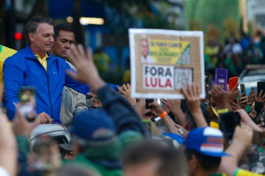 자이르 보우소나루 전 브라질 대통령이 지난 6월 29일 상파울루에서 지지자들을 만나고 있다. [AFP]