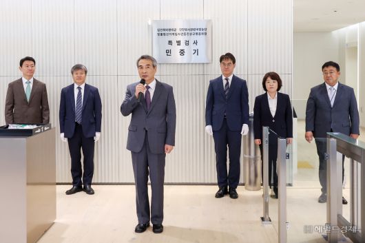 윤석열 전 대통령의 부인 김건희 여사 의혹 관련 사건을 수사하는 민중기 특별검사가 2일 오전 서울 종로구 KT광화문빌딩 웨스트에 마련된 특검 사무실에서 현판 제막을 한 뒤 인사말을 하고 있다. 임세준 기자