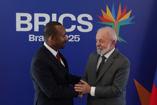 룰라 브라질 대통령이 아비 아흐메드 알리 에티오피아 총리와 지난 5일(현지시간) 브라질 리오데자네이루에서 열린 브릭스 정상회의에서 만나 악수하고 있다. [로이터]