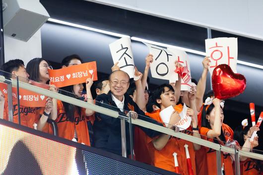 김승연 한화그룹 회장이 지난 3일 한화그룹 계열사 임직원 746명과 함께 대전 한화생명 볼파크를 찾았다. [한화 제공]