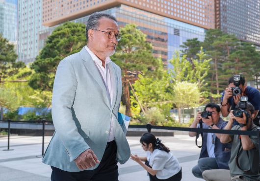 이일준 삼부토건 회장이 10일 피의자 신분으로 김건희 특검 조사를 받기 위해 서울 종로구 KT광화문빌딩 웨스트에 마련된 특검 사무실에 출석하고 있다. [연합]