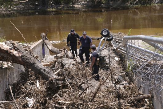 구조대원들이 과달루페 강변에서 10일(현지시간) 미 텍사스주 홍수 참사 현장을 둘러보고 있다. [AP]