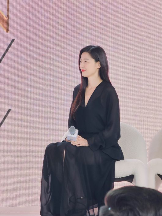 글로벌 메디컬 에스테틱 기업 ‘멀츠 에스테틱스’의 아시아퍼시픽 앰배서더 배우 전지현이 ‘울쎄라피 프라임’ 미디어데이에 참석해 인터뷰를 하고 있다. 최은지 기자.