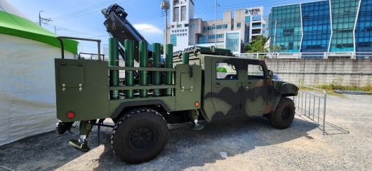 ‘2025 방위산업 부품·소재 장비대전’(K-CEF 2025)이 11일 폐막한 가운데 SNT다이내믹스와 SNT모티브는 독자개발한 방산핵심부품과 차세대 방산기술을 선보여 시선을 모았다. 야외전시장에 전시된 소형전술차량 탑재형 120㎜ 박격포체계. [SNT다이내믹스 제공]