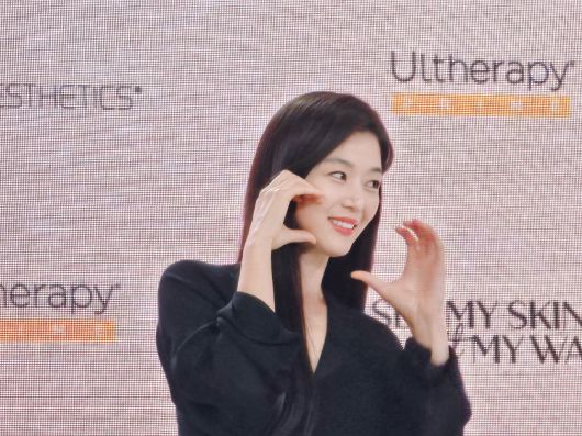 글로벌 메디컬 에스테틱 기업 ‘멀츠 에스테틱스’의 아시아퍼시픽 앰배서더 배우 전지현이 ‘울쎄라피 프라임’ 미디어데이에 참석해 인터뷰를 하고 있다. 최은지 기자.