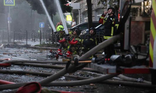 10일(현지시간) 우크라이나 키이우 지역에서 러시아의 드론 공격 이후 소방관들이 화재를 진압하고 있다. [UPI]