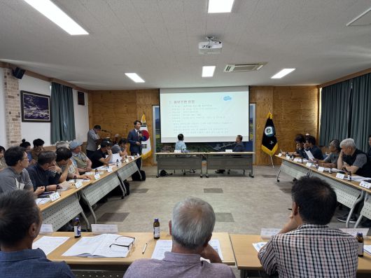 경북 상주시가 경북에서 유일하게 옴부즈맨제도를 운영해  주민들로부터 호응을 얻고 있다. 사진은 주선동 옴부즈맨이   주민들의 고충을 듣고 의견을 제시하고 있다.[상주시 제공]