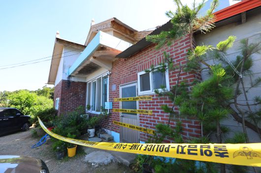 부모와 형 일가족 3명이 살해된 경기 김포 한 주택 앞에 11일 폴리스라인이 쳐져 있다. 경기 김포경찰서는 살인 혐의로 30대 A씨를 붙잡아 조사 중이라고 11일 밝혔다. A씨는 전날 오전 김포시 한 단독주택에서 60∼70대 부모와 30대 형 등 일가족 3명을 흉기로 살해한 혐의를 받고 있다. [연합]