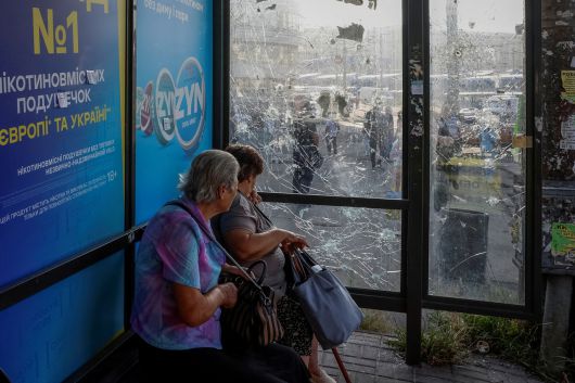 우크라이나의 수도 키이우의 한 버스 정류장에서 지난 10일(현지시간) 여성들이 러시아의 공습 상황에 당황하고 있다. [로이터]