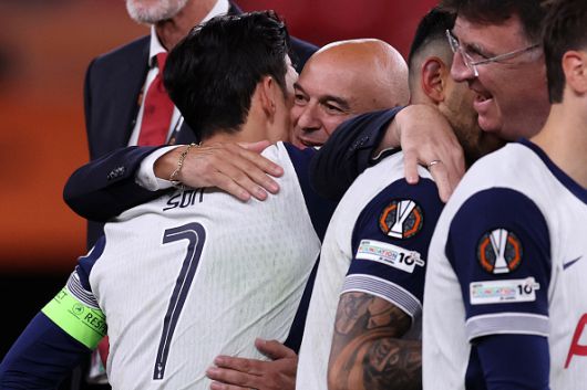 손흥민은 토트넘의 유산과 경험, 리더십을 모두 갖춘 상징적인 인물이 됐다. 토트넘의 경영진과 프랑크 신임 감독이 손흥민의 가치를 인정할 수 밖에 없는 이유다. 다니엘 레비 토트넘 회장이 유로파리그 우승 후 손흥민을 끌어안으며 기쁨을 나누는 모습   [게티이미지]