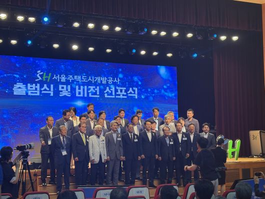 이날 출범식에 참석한 내빈들이 단체사진을 찍고 있다. 정주원 기자