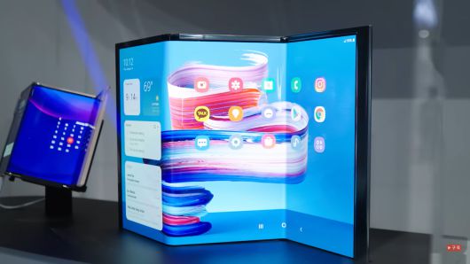 삼성디스플레이가 선보인 안팎으로 두 번 접는 OLED 디스플레이 ‘플렉스 S’. [삼성디스플레이 유튜브]