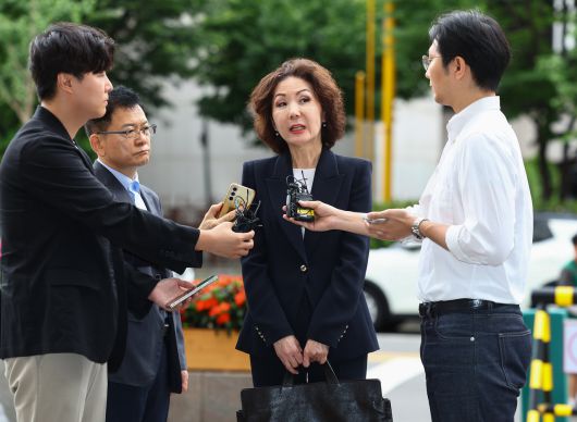 이진숙 교육부 장관 후보자가 6월 30일 오전 서울 여의도 한국교육시설안전원에 마련된 인사청문회 준비 사무실로 출근하며 취재진과 인터뷰하고 있다. [연합]