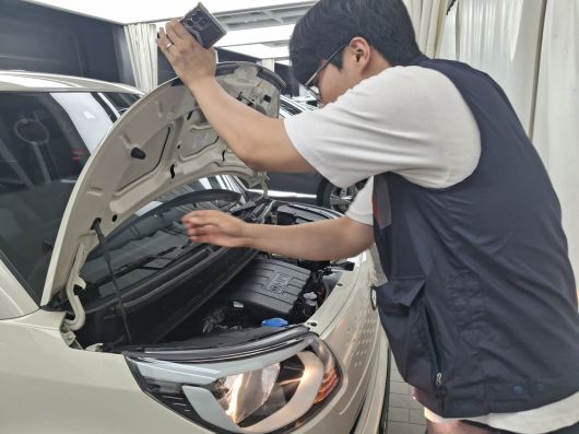 엔카 진단 검수팀 직원이 차량의 엔진룸을 체크하고 있다. [김성우 기자]