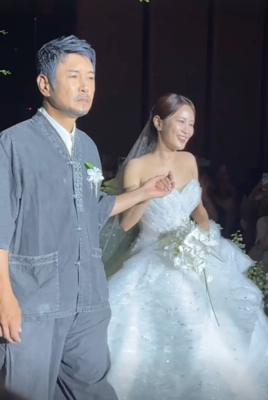 꼰대희 손잡고 들어가는 김지민/인스타그램