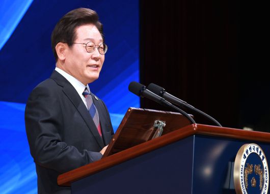 이재명 대통령이 13일 서울 강남구 코엑스에서 열린 2025 세계정치학회(IPSA) 서울총회 개막식에서 연설하고 있다. 2025.7.13 [대통령실통신사진기자단] [연합]