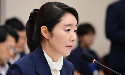 강선우 여성가족부 장관 후보자가 14일 오후 서울 여의도 국회 여성가족위원회에서 열린 인사청문회에서 의원들의 질문에 답변하고 있다. 이상섭 기자