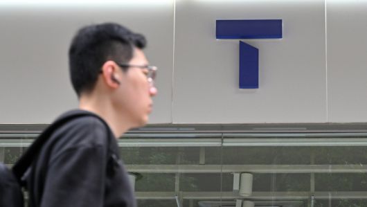 한 시민이 서울 시내 한 SKT 대리점 앞을 지나가고 있다. 임세준 기자
