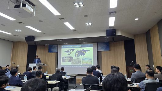 최동일(발표자) 대우건설 해외부동산개발팀장이 11일 서울 중구 해외건설교육센터에서 개최된 ‘융복합 K-City 플랫폼 협력방안 설명회’에서 대우건설의 베트남 THT 스타레이크시티 개발사업에 대해 소개하고 있다.  홍승희 기자