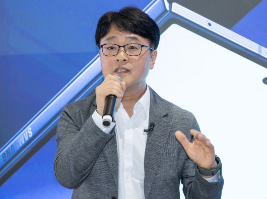 지난 10일(현지시간) 미국 뉴욕에서 강민석 삼성전자 MX사업부 상무가 갤럭시 하드웨어 혁신에 대해 브리핑하고 있다. [삼성전자 제공]