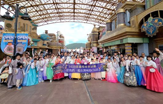 제주가 폭싹 속았수다의 흥행, 동물원의 신설, 미술관 전시 확대 등으로 명랑해졌다. 지난 11일 제주신화월드를 방문한 대만 관광객들이 “고-진-감-래”를 외치고 있다.[함영훈 기자]