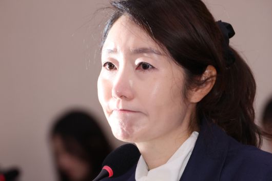 강선우 여성가족부 장관 후보자가 14일 국회 여성가족위원회에서 열린 인사청문회에서 발달장애 자녀에 대한 질문을 받으며 눈시울을 붉히고 있다. [연합]