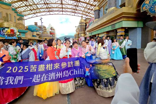 ‘폭싹 속았수다’는 중화권에서 ‘고진감래’ 드라마로 통한다. 이들 중화권 관광객 수십명은 제주신화월드에서 한복으로 모두 갈아있고 기념사진을 찍었다.