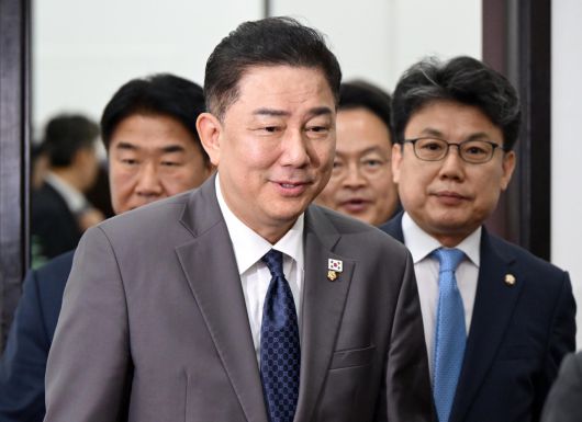 김병기 더불어민주당대표 직무대행 겸 원내대표가 15일 오전 서울 여의도 국회에서 열린 원내대책회의에 참석하고 있다. 이상섭 기자