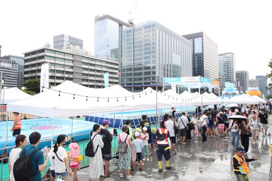 서울썸머비치 입장을 기다리는 가족들, 지난해 모습