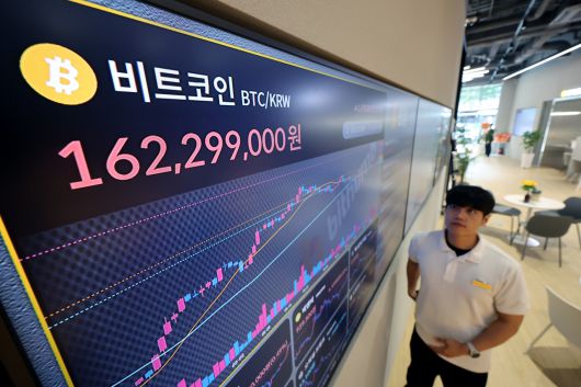 가상화폐 비트코인이 신고가를 경신한 14일 서울 서초구 빗썸라운지 강남 본점 현황판에 비트코인 시세가 표시되고 있다.  [연합뉴스]