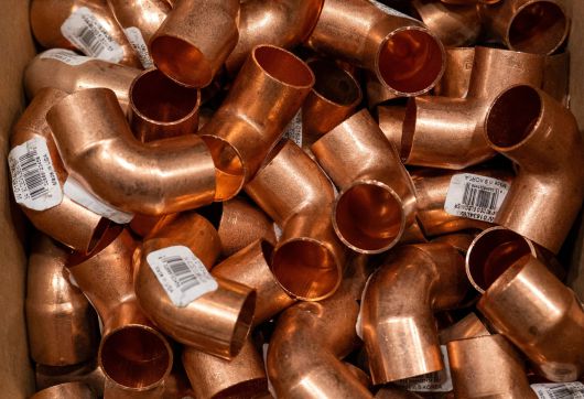 지난 9일(현지시간) 미국 뉴욕의 한 주택 재건축 매장에 전시된 구리 제품들. [AFP]