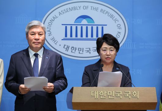 김선민(오른쪽) 조국혁신당 당대표 권한대행, 서왕진(왼쪽) 조국혁신당 원내대표. 사진은 조국혁신당 의원들이 지난달 18일 서울 여의도 국회 소통관에서 ‘검찰독재 정치보복 진상규명과 피해회복을 위한 특별법 발의’ 기자회견을 하는 모습. [연합]