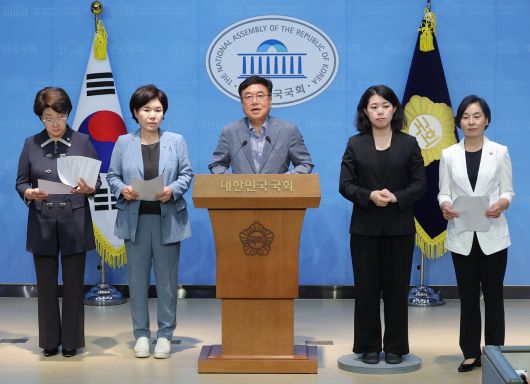 국회 여성가족위원회 소속 국민의힘 의원들이 16일 국회 소통관에서 강선우 여성가족부 장관 후보자 사퇴를 촉구하며 기자회견을 하고 있다. 연합뉴스