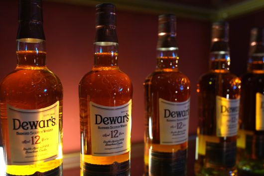 지난달 8일(현지시간) 미국 뉴욕 현대미술관에서 열린 시티 내셔널 뱅크가 주최한 MoMA에서 열린 토니 어워드 공식 애프터파티에서 전시된 위스키들. [게티이미지]